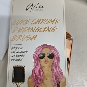 Aria Beauty chrome detangling brush